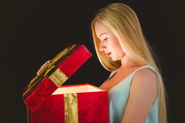 Rubia festiva abriendo un regalo —  Fotos de Stock