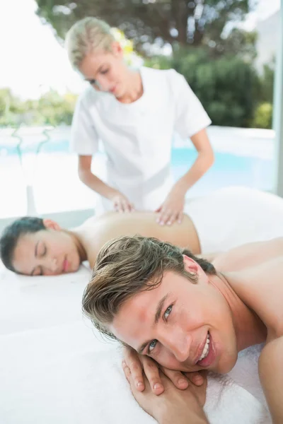 Paar genießt Massage auf Gesundheitsbauernhof — Stockfoto