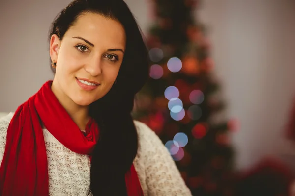 Linda morena relaxante no sofá no Natal — Fotografia de Stock