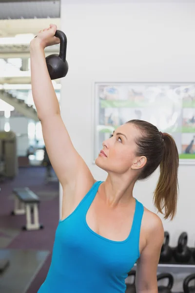 Přizpůsobit, bruneta cvičit s kettlebell — Stock fotografie