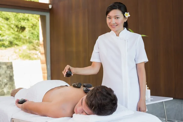 Man ontvangende stone-massage — Stockfoto