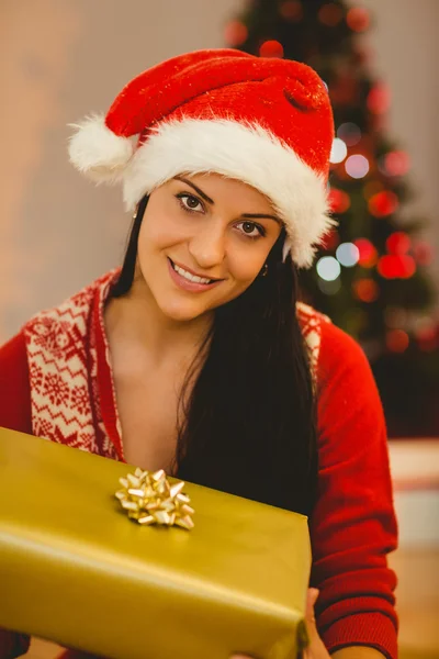 Feestelijke brunette glimlachen op camera — Stockfoto