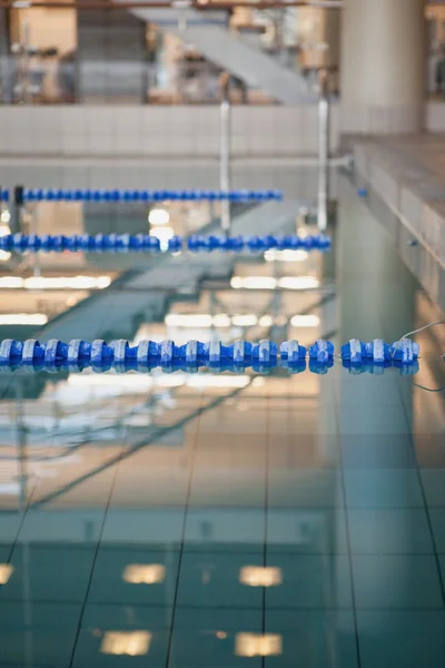 Leeres Schwimmbad mit Spurmarkierungen — Stockfoto