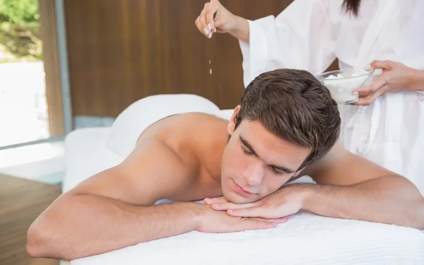 Man receiving treatment at spa center — Stock Photo, Image