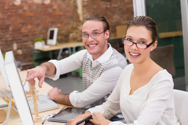 Redattori di foto sorridenti che utilizzano il computer in ufficio — Foto Stock