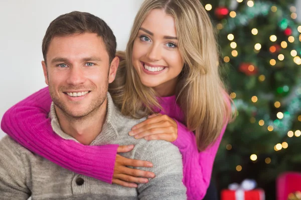 Pareja sonriente sentada junta —  Fotos de Stock