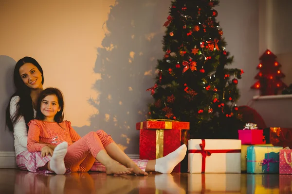 Mother and daughter waiting for santa claus — Stock Photo, Image