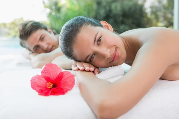 Casal deitado na mesa de massagem no centro de spa — Fotografia de Stock