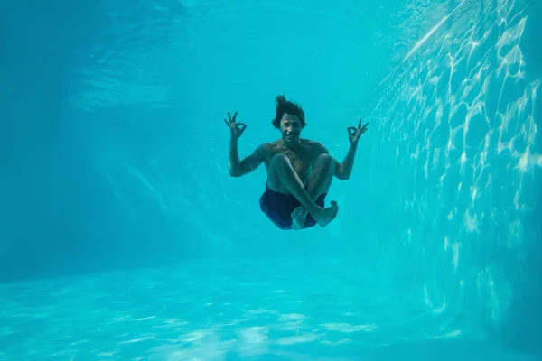水中で泳ぐ若い男 — ストック写真