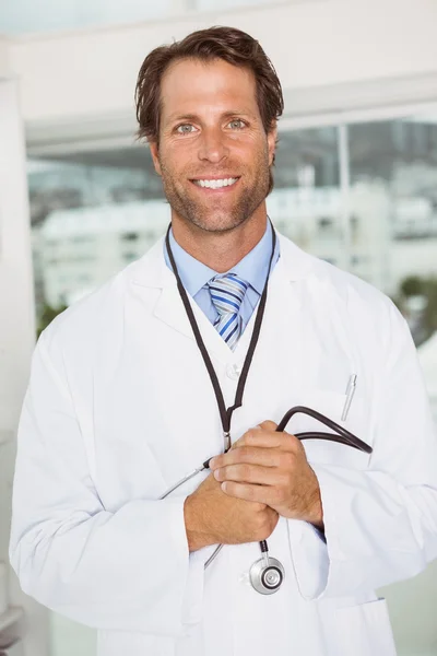 Médico masculino com estetoscópio no hospital — Fotografia de Stock