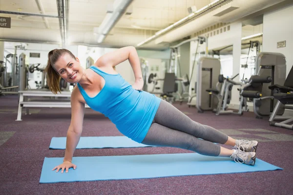 Ταιριάζει μελαχρινή κάνει pilates στο χαλί άσκησης — Φωτογραφία Αρχείου