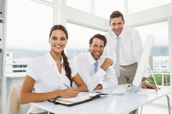 Les gens d'affaires utilisant l'ordinateur dans le bureau — Photo