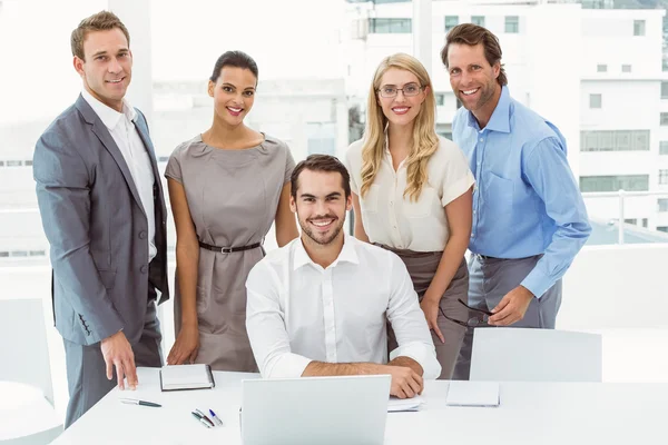 Gente d'affari con computer portatile a ufficio — Foto Stock