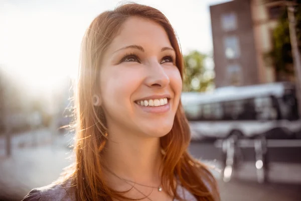 Sorridente bella rossa in una giornata di sole — Foto Stock