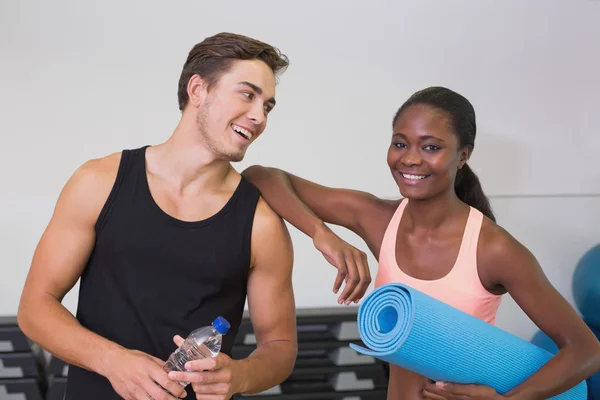 Personal trainer and client smiling at camera — Stock Photo, Image
