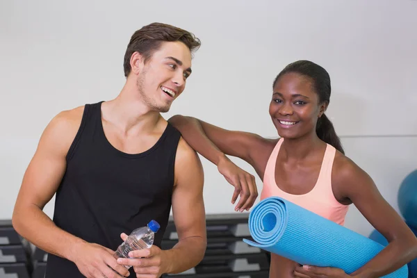 Entrenador personal y cliente sonriendo a la cámara — Foto de Stock