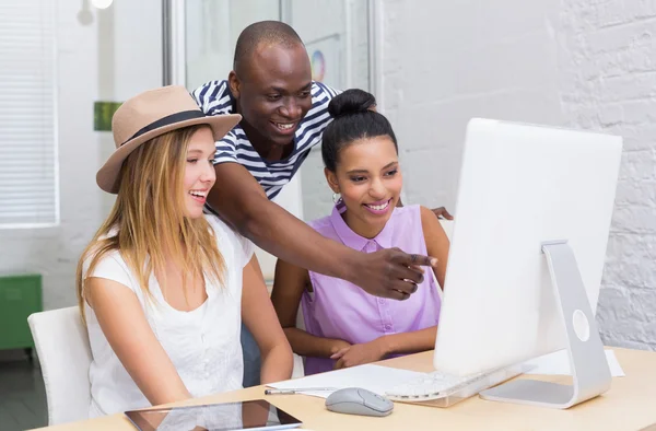 Colegas criativos usando computador em reunião — Fotografia de Stock