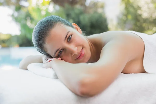 Mulher bonita deitada na mesa de massagem — Fotografia de Stock