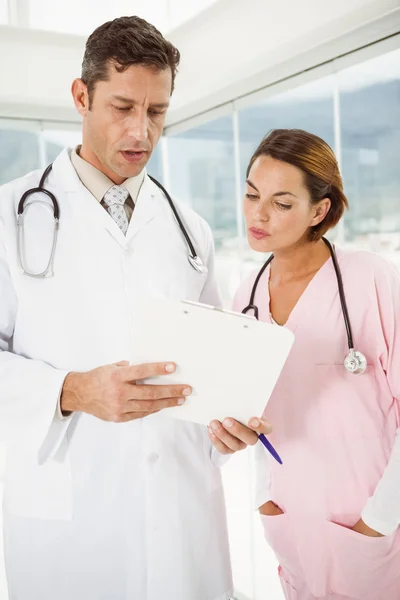 Artsen bespreken verslagen bij medische kantoor — Stockfoto