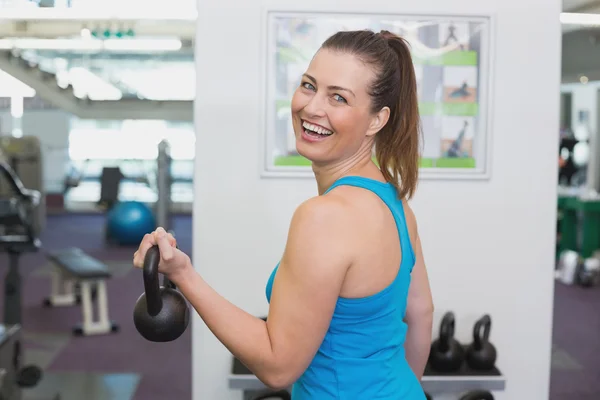 Ajuste morena haciendo ejercicio con kettlebell —  Fotos de Stock