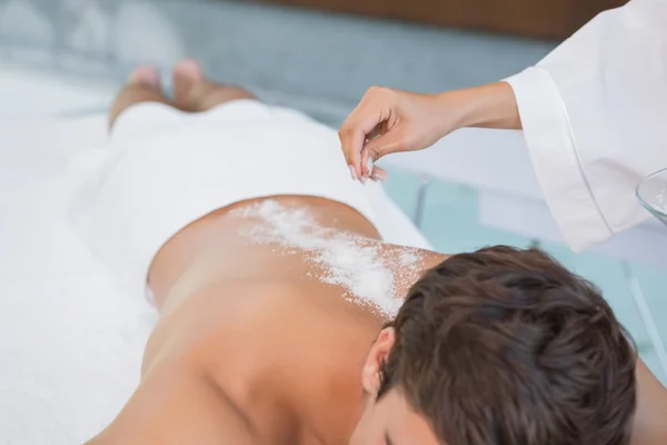 Man receiving treatment at spa center — Stock Photo, Image