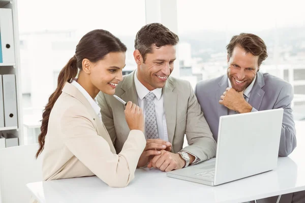 Gente de negocios usando computadora portátil en la oficina —  Fotos de Stock