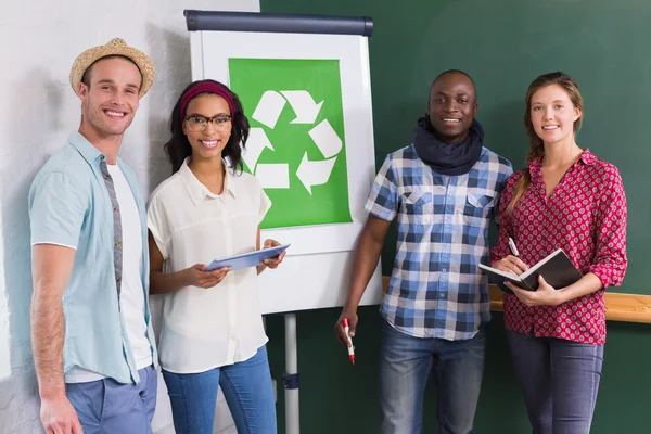 Colegas criativos com símbolo de reciclagem no quadro branco — Fotografia de Stock