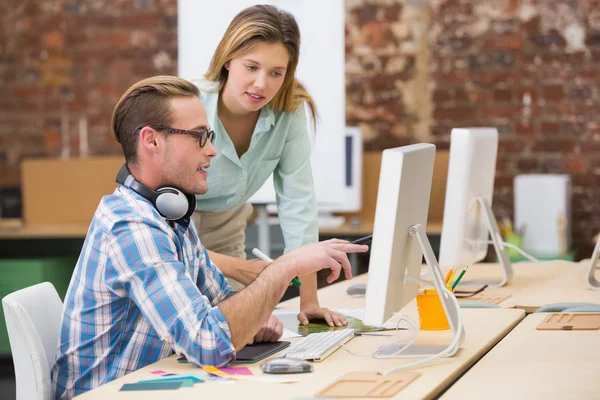 Casual vrouwelijke fotoredacteur digitizer gebruiken in office — Stockfoto