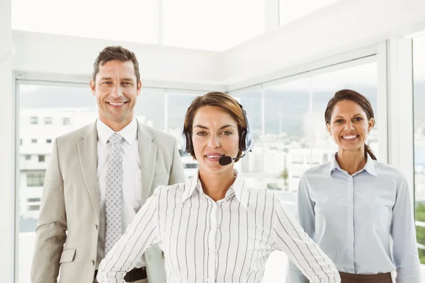 Des gens d'affaires confiants au bureau — Photo