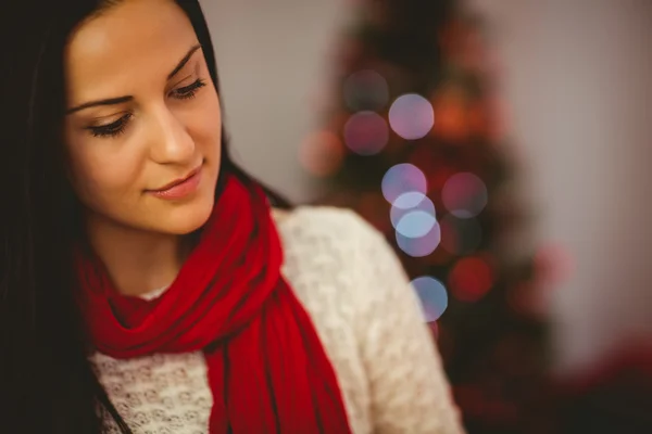 Mooie brunette ontspannen met Kerstmis — Stockfoto