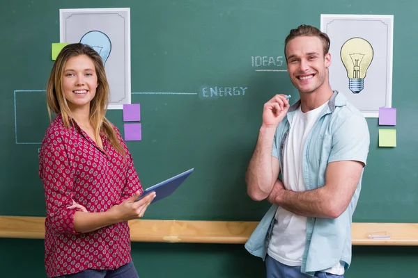 Creatieve business mensen met digitale tablet gebruik gemaakt van blackboard — Stockfoto