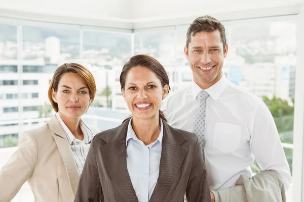 Selbstbewusste Geschäftsleute im Amt — Stockfoto