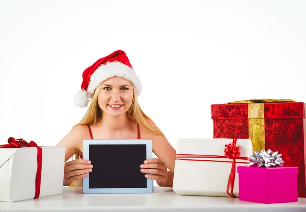 Compras loira festiva on-line com tablet pc — Fotografia de Stock
