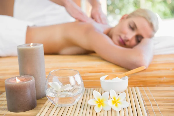 Woman receiving back massage — Stock Photo, Image