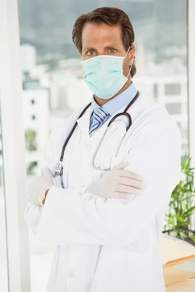 Доктор в хирургической маске в больнице — стоковое фото