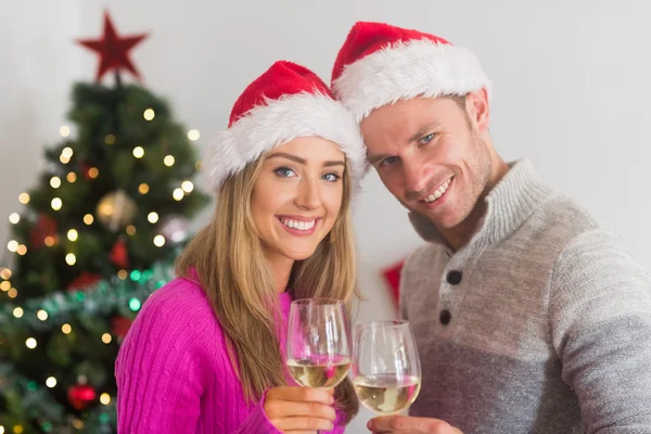 Счастливая пара наслаждается вином — стоковое фото