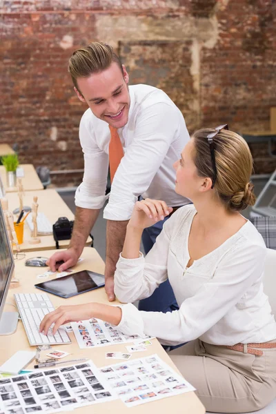 Redattori di fotografie sorridenti in ufficio — Foto Stock