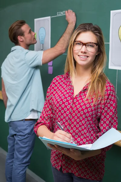 Creativi uomini d'affari al lavoro contro la lavagna — Foto Stock