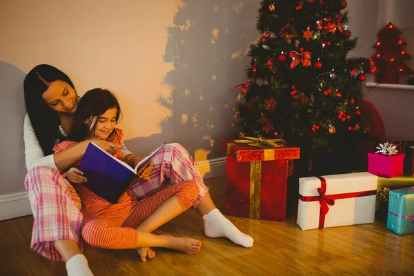 Mãe e filha esperando por Papai Noel — Fotografia de Stock