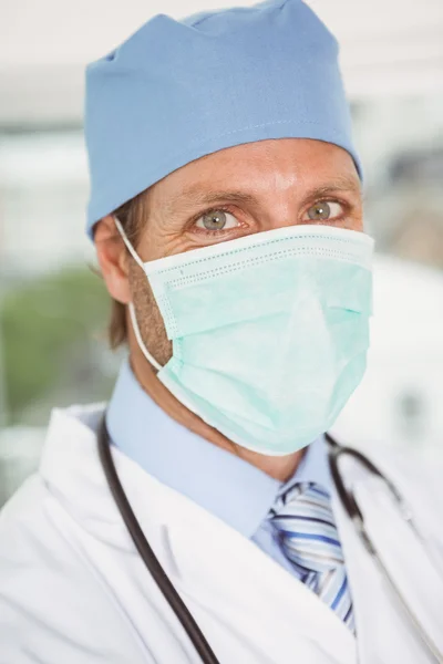 Doctor wearing surgical mask in hospital — Stock Photo, Image