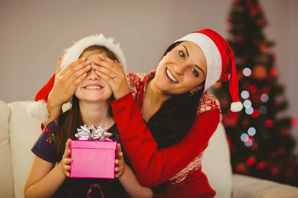 驚きのクリスマスのギフトを持つ彼女の娘の母 — ストック写真