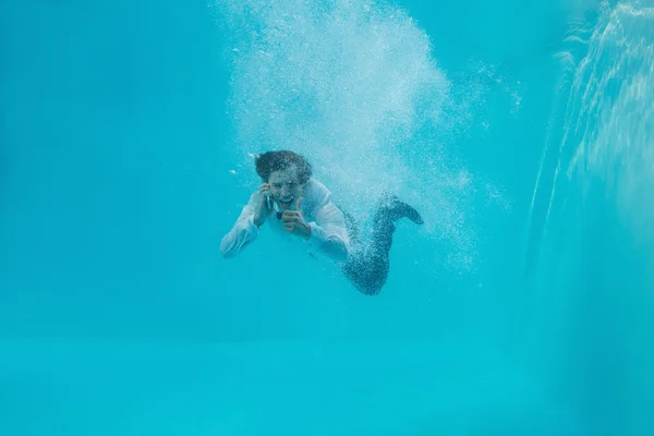 Jeune homme nageant sous l'eau — Photo