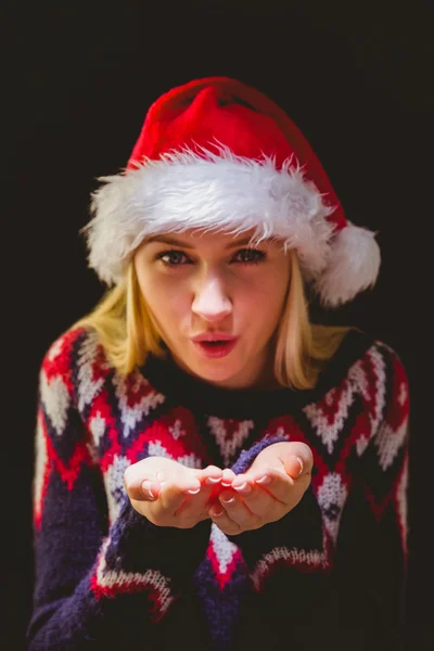 Świąteczny blondynka wyciąga ręce — Zdjęcie stockowe