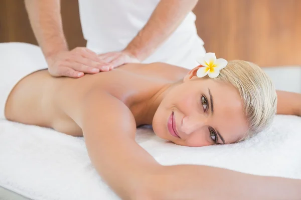 Mujer atractiva recibiendo masaje de espalda —  Fotos de Stock