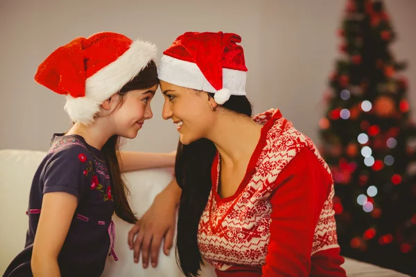 Mãe e filha festiva sorrindo um para o outro — Fotografia de Stock