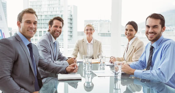 Jonge zakenlui in de vergadering van de kamer van de Raad — Stockfoto