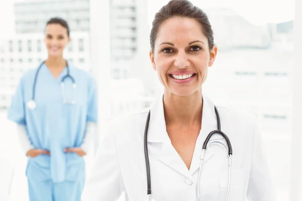 Porträtt av leende säker kvinnliga läkare — Stockfoto