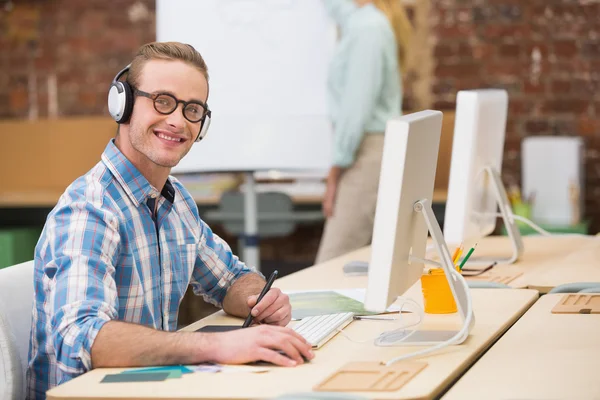 Casual mannelijke fotoredacteur digitizer gebruiken in office — Stockfoto