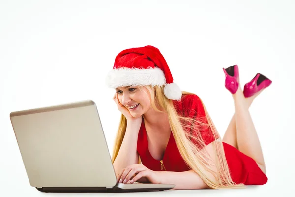 Feestelijke blonde met behulp van een laptop — Stockfoto