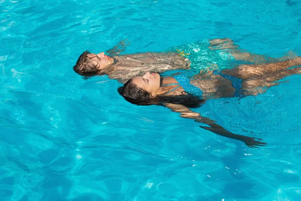 Jeune couple détendu dans la piscine — Photo